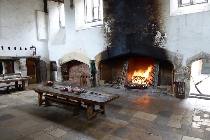 Private Hampton Court Palace Tour — Henry VIII to William III photo 3