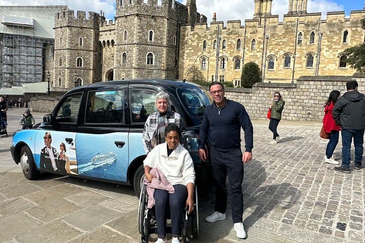 Windsor Private Black Cab Tour from Central London: Castle, Crooked House & Great Park photo 1