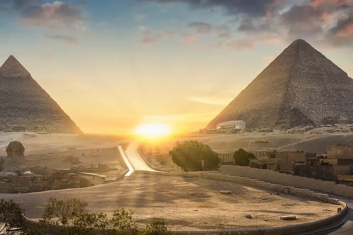 Full-Day Private Tour to Giza Pyramids, Sphinx & Egyptian Museum from Hurghada photo 2