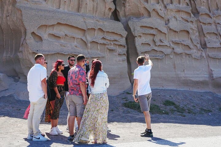 Santorini Family Day: Oia, Akrotiri & Perivolos Beach Tour photo 2