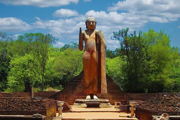 exploring-ancient-temples-maligawila-buduruwagala-yudaganawa photo 4