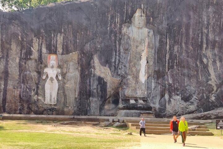 exploring-ancient-temples-maligawila-buduruwagala-yudaganawa photo 2