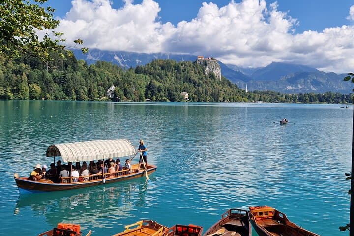 Explore Lake Bled: Private 3–5 Hour Bled Castle, Pletna Boat & Radovljica Tour