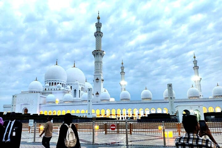 Full-Day Abu Dhabi City Tour: Sheikh Zayed Grand Mosque to Corniche photo 3