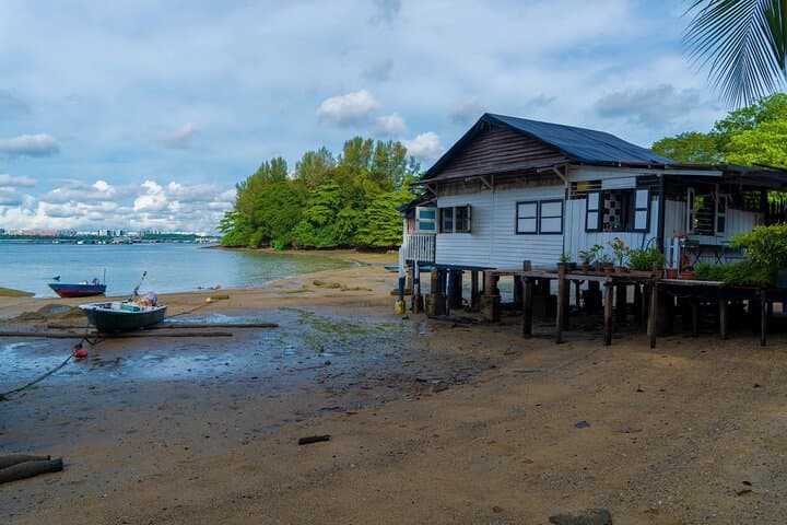 Pulau Ubin: Last Village in Singapore — 4-Hour Cycling & Walking Tour to Chek Jawa