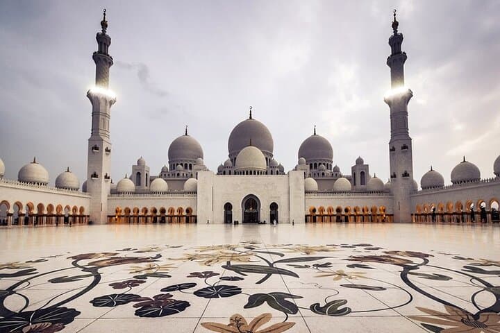 Full-Day Private Abu Dhabi Sightseeing Tour: Sheikh Zayed Mosque, Emirates Palace & Corniche