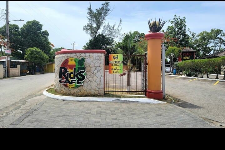 Rick's Cafe Negril: Cliff-Jumping, Sunset Views & Visitor Guide photo 3