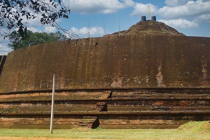 exploring-ancient-temples-maligawila-buduruwagala-yudaganawa photo 3