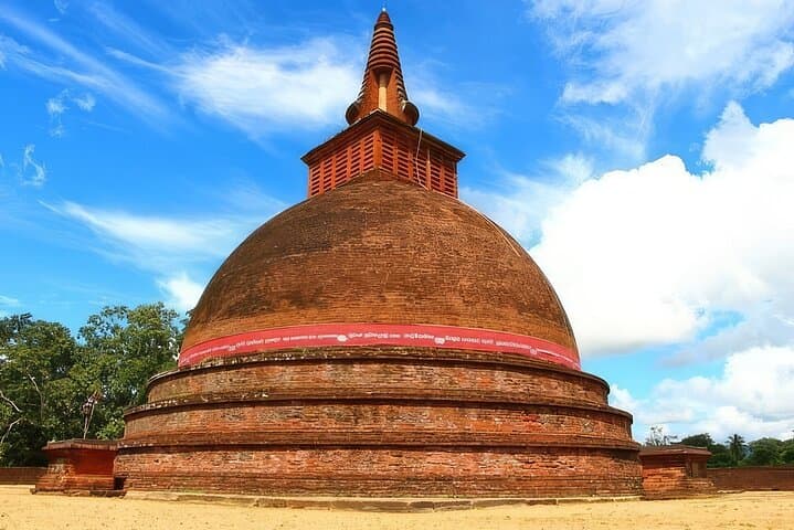 exploring-ancient-temples-maligawila-buduruwagala-yudaganawa