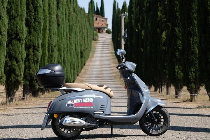Vespa Through Val d'Orcia: Montepulciano, Pienza & Monticchiello in 4 Hours photo 3