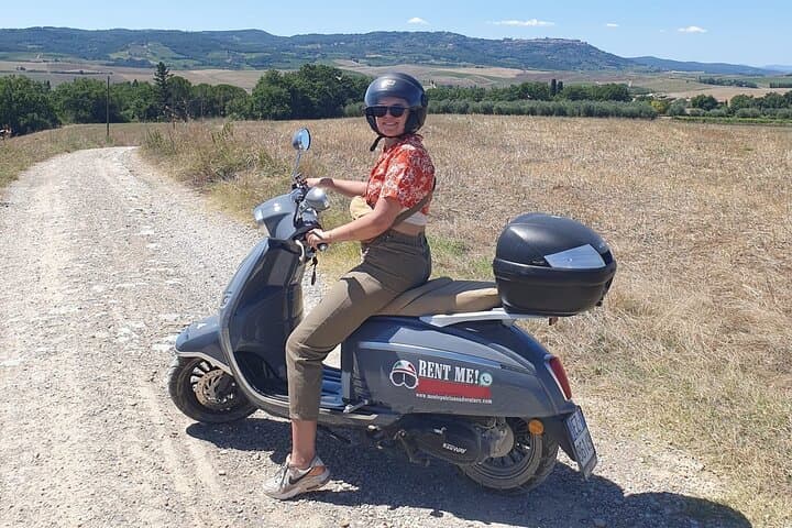 Vespa Through Val d'Orcia: Montepulciano, Pienza & Monticchiello in 4 Hours photo 2