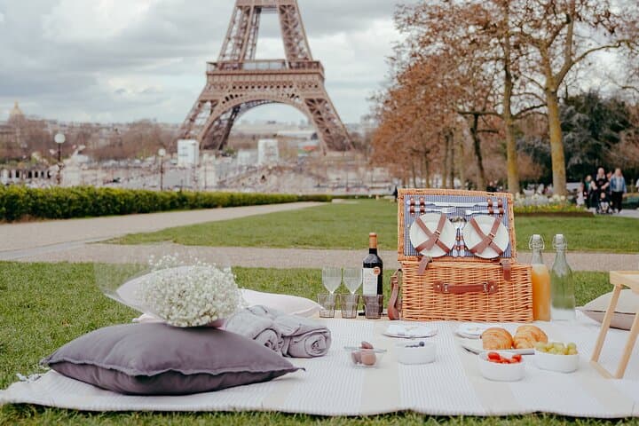 Eiffel Tower Picnic Experience: Gourmet Picnic by the Seine in Paris photo 2