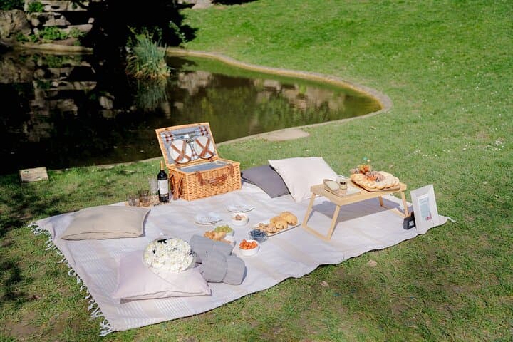 Eiffel Tower Picnic Experience: Gourmet Picnic by the Seine in Paris
