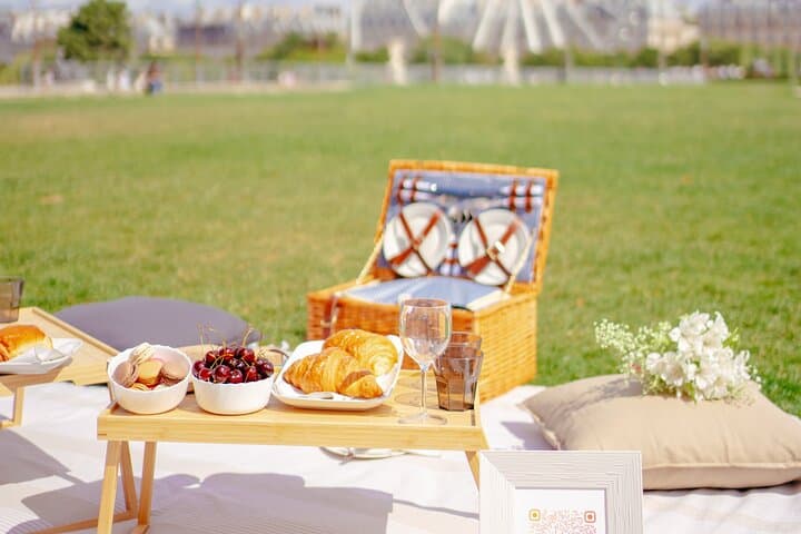 Eiffel Tower Picnic Experience: Gourmet Picnic by the Seine in Paris photo 4