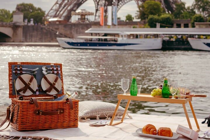 Eiffel Tower Picnic Experience: Gourmet Picnic by the Seine in Paris photo 5