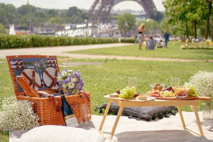 Eiffel Tower Picnic Experience: Gourmet Picnic by the Seine in Paris photo 6
