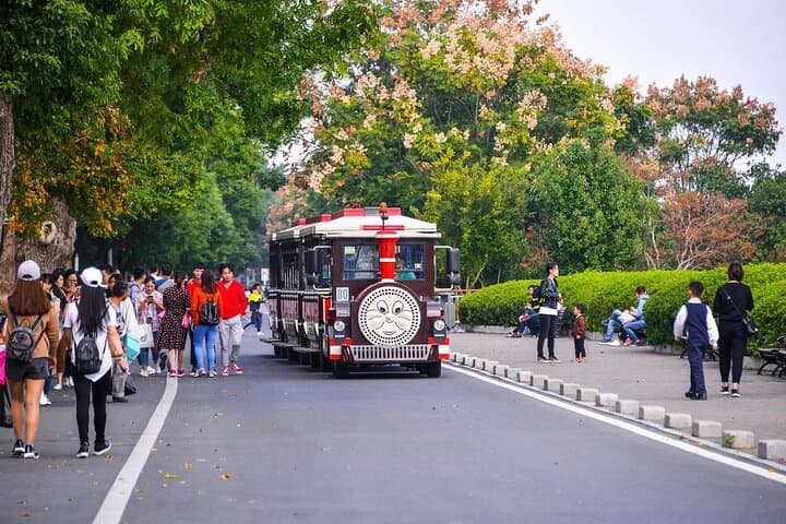 One-Day Changsha Private Tour: Yuelu Mountain, Aiwan Pavilion & Orange Island Highlights photo 2