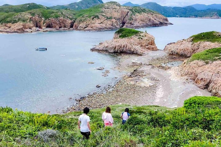 Sai Kung Island Hopping: Four Sea Arches & Volcanic Columns Boat Tour photo 3