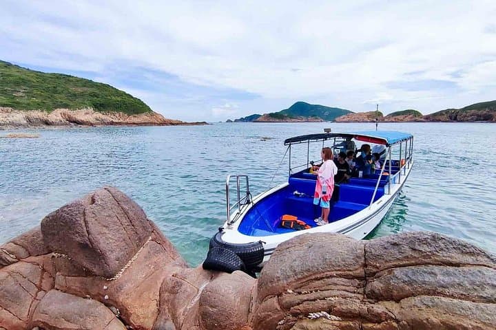 Sai Kung Island Hopping: Four Sea Arches & Volcanic Columns Boat Tour photo 4