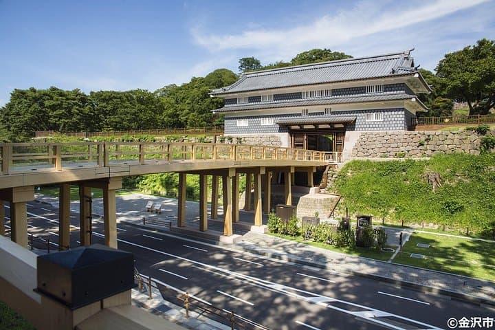 Kanazawa Half-Day E-Bike Tour: Kenrokuen, Geisha District & Castle photo 3