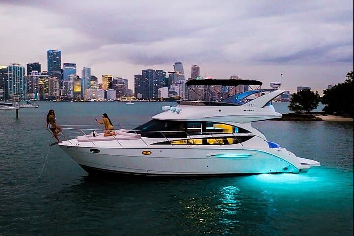 Private Yacht Charter Miami: 2–4 Hour Boat Rental with Water Toys