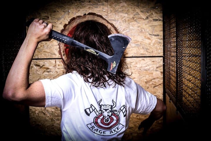 Indoor Axe and Knife Throwing in Würzburg — 85-Minute Coaching Session photo 6
