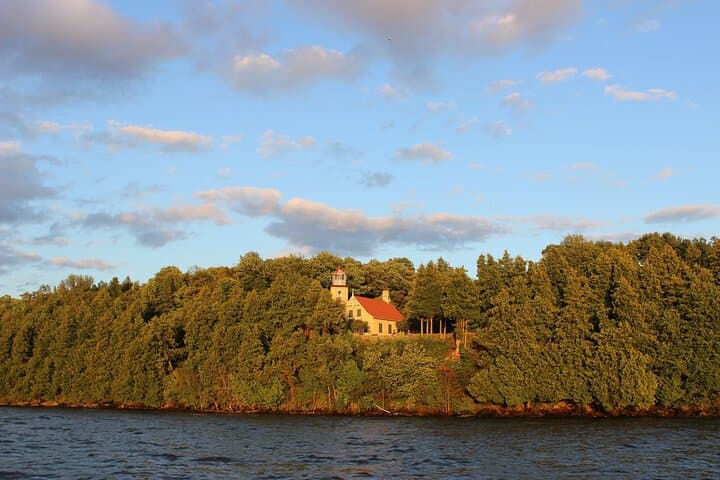 Peninsula Park Caves Scenic Boat Tour: Eagle Bluff Lighthouse & Strawberry Islands Cruise photo 4