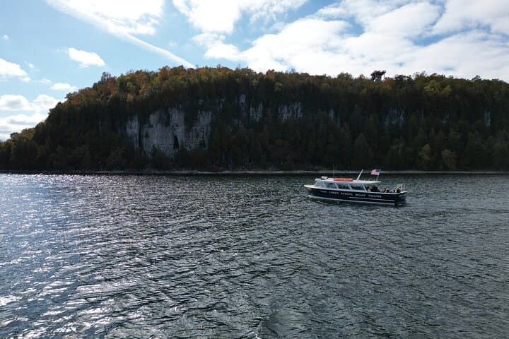 Peninsula Park Caves Scenic Boat Tour: Eagle Bluff Lighthouse & Strawberry Islands Cruise photo 1