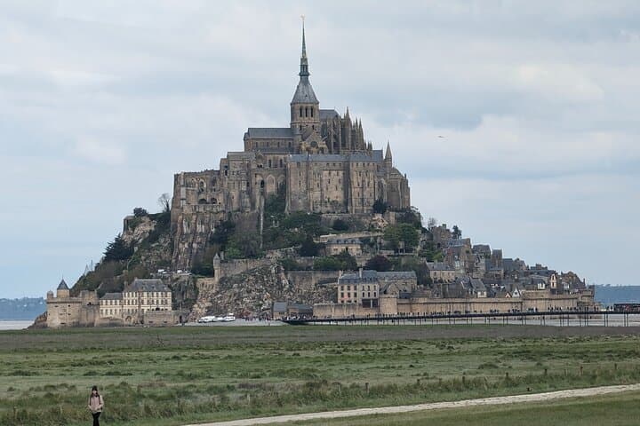 Mont Saint-Michel and D-Day Beaches: Private Day Tour from Paris