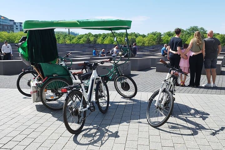 Berlin E-Bike Highlights: 3.5-Hour Small-Group Tour with Rickshaw and E-Scooters