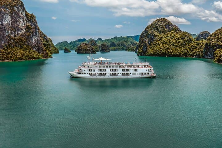 Apple Cruise: 2-Day Halong & Lan Ha Bay Exploration from Hanoi