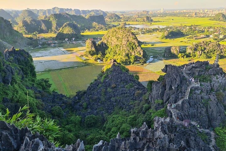 Ninh Binh One-Day: Hoa Lu, Trang An Boat Trip & Mua Cave Viewpoint