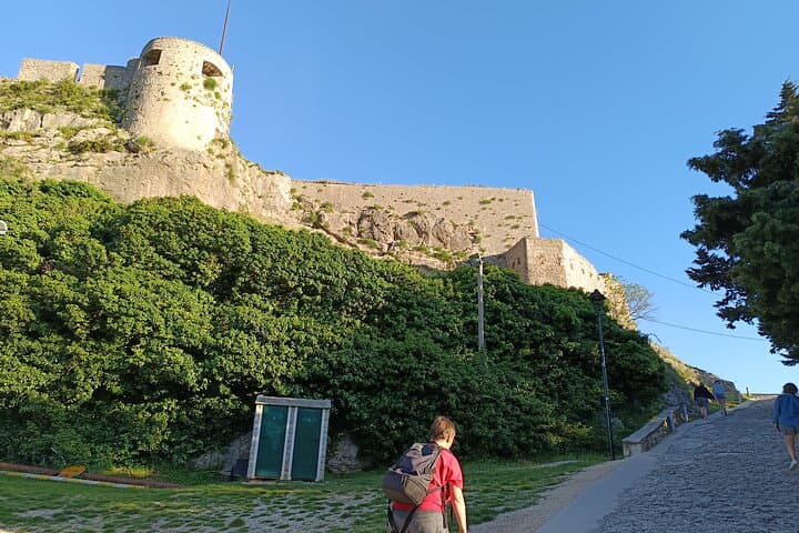 Klis Fortress & Soparnik: Game of Thrones Tour with Authentic Dalmatian Food and Wine
