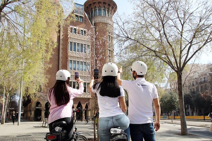Electric Tapas Bike Tour Through Barcelona's Architectural Heart photo 2