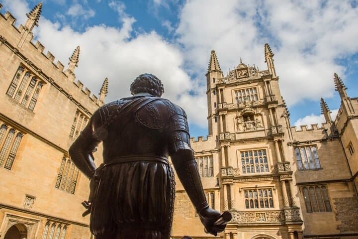 Inside Oxford University: Historic 90-Minute Walking Tour to the Bodleian & Colleges