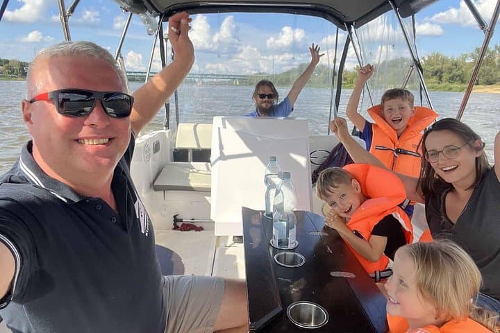 Private Vistula River Cruise in Warsaw — 1-Hour Motorboat for 9 with Skipper photo 1