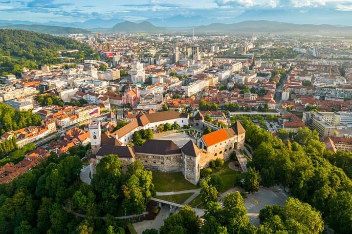 Ljubljana 2.5-Hour Walking Tour with Local Guide — Old Town Highlights