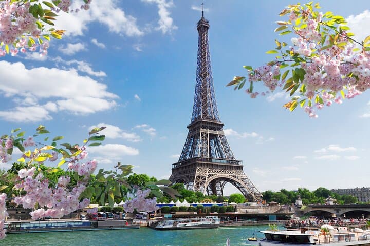 Hassle-Free Round-Trip Transfer from Le Havre to Paris