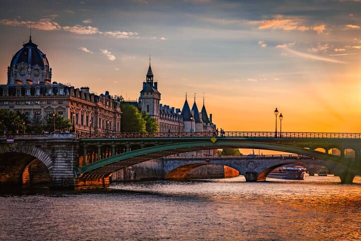 Paris Medieval Marais & Île de la Cité Walking Tour — Notre-Dame History Walk photo 2