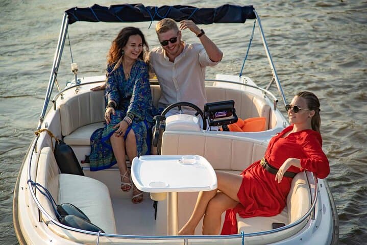Private Vistula River Cruise in Warsaw — 1-Hour Charter for Four