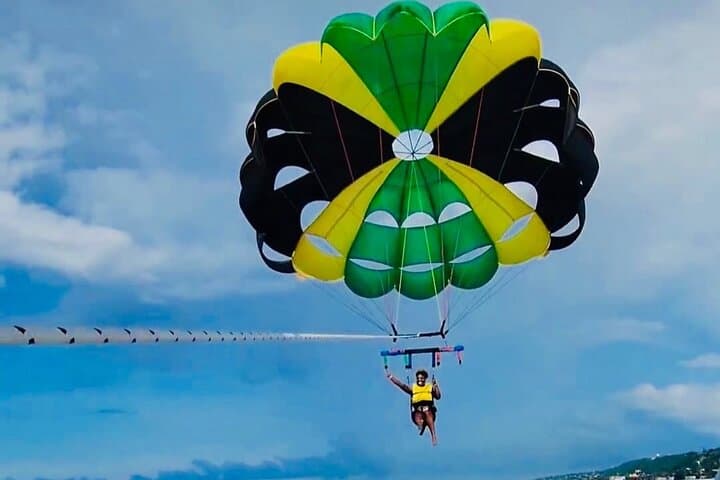 Parasailing Montego Bay: 15-Min Caribbean Flight with Lunch & Private Transfer