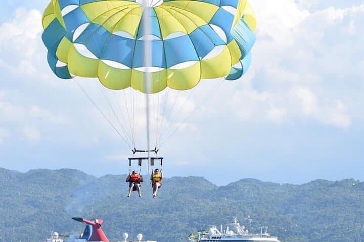 Parasailing Montego Bay: 15-Min Caribbean Flight with Lunch & Private Transfer photo 2