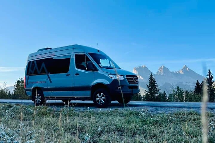 calgary-yyc-airport-to-banff-hotels-shared-shuttle photo 3