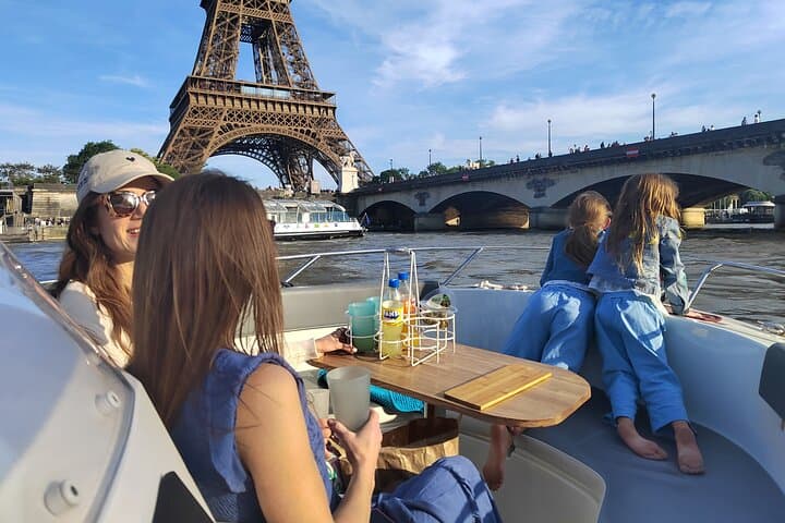 Private Seine River Cruise from Suresnes to Paris — Eiffel Tower & Island Sights photo 4