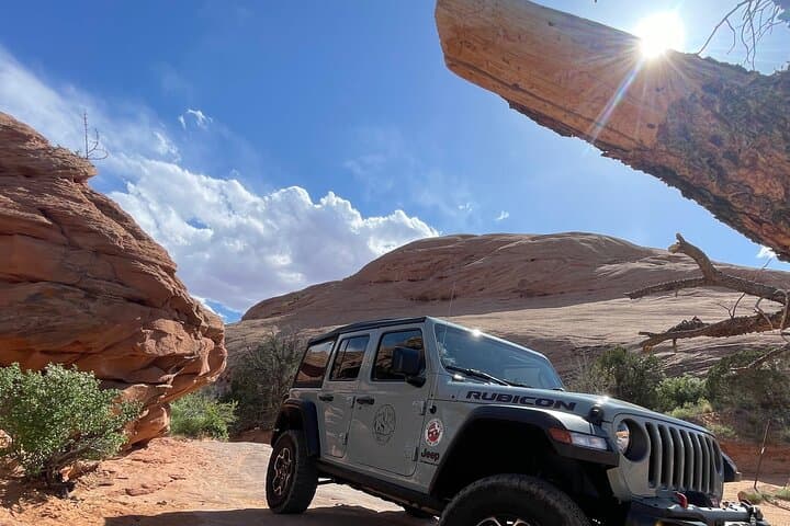 Conquer Hell’s Revenge: Moab’s Ultimate Private 4x4 Jeep Adventure photo 2