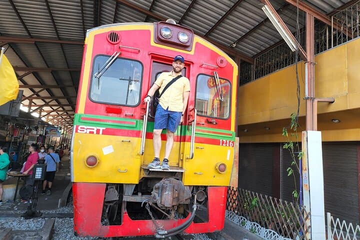 From Bangkok to Hua Hin: Maeklong Railway & Damnoen Saduak Floating Market Day Tour photo 3