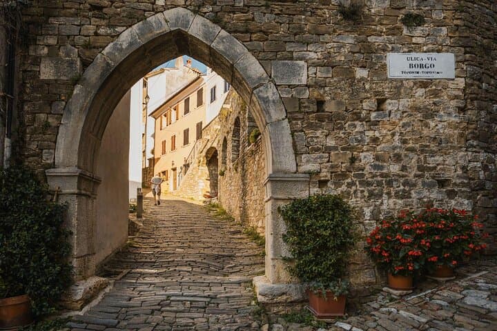 Motovun Hiking Tour with a Historian — Parenzana Trails & Medieval Walls photo 2