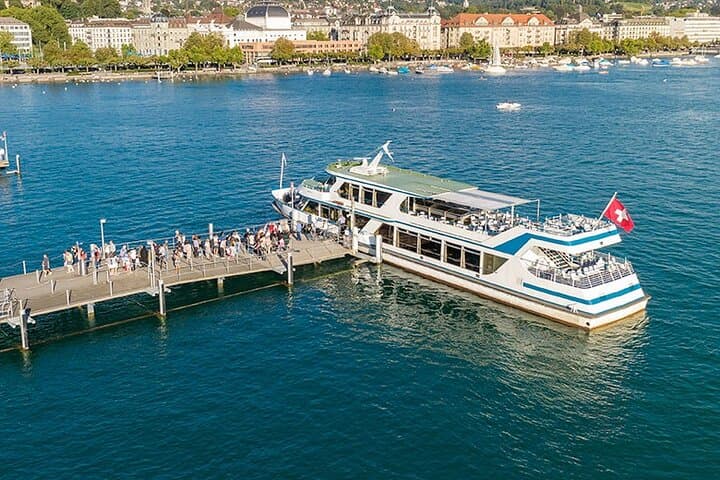 Zurich to Rapperswil & Ufnau Island — Lake Zurich Day Trip through Roses and History photo 4