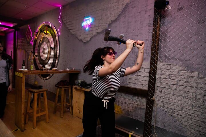 Axe Throwing in Madrid: 2-Hour AXEpert Session for Groups photo 2