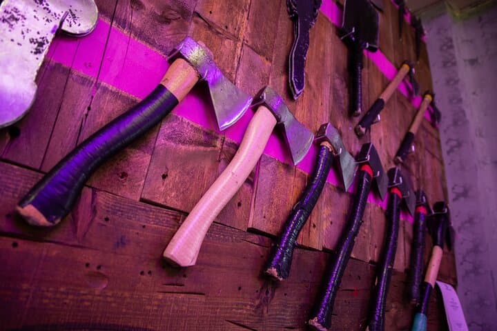 Axe Throwing in Madrid: 2-Hour AXEpert Session for Groups photo 4